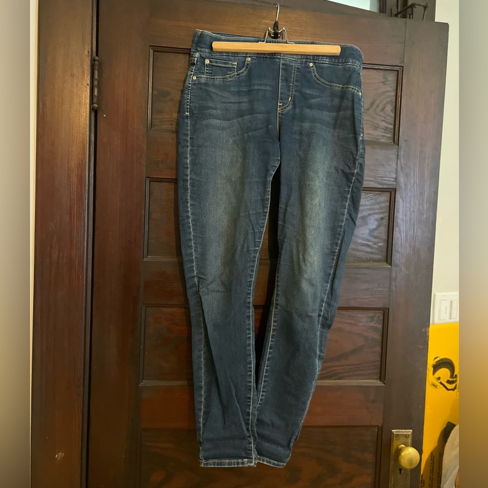 Signature Levi Strauss totally shaping pull-on skinny jeans.